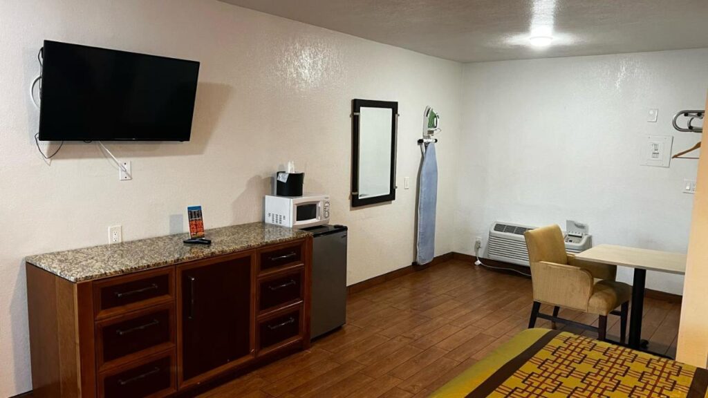 New American Inn & Suites - Image 3
