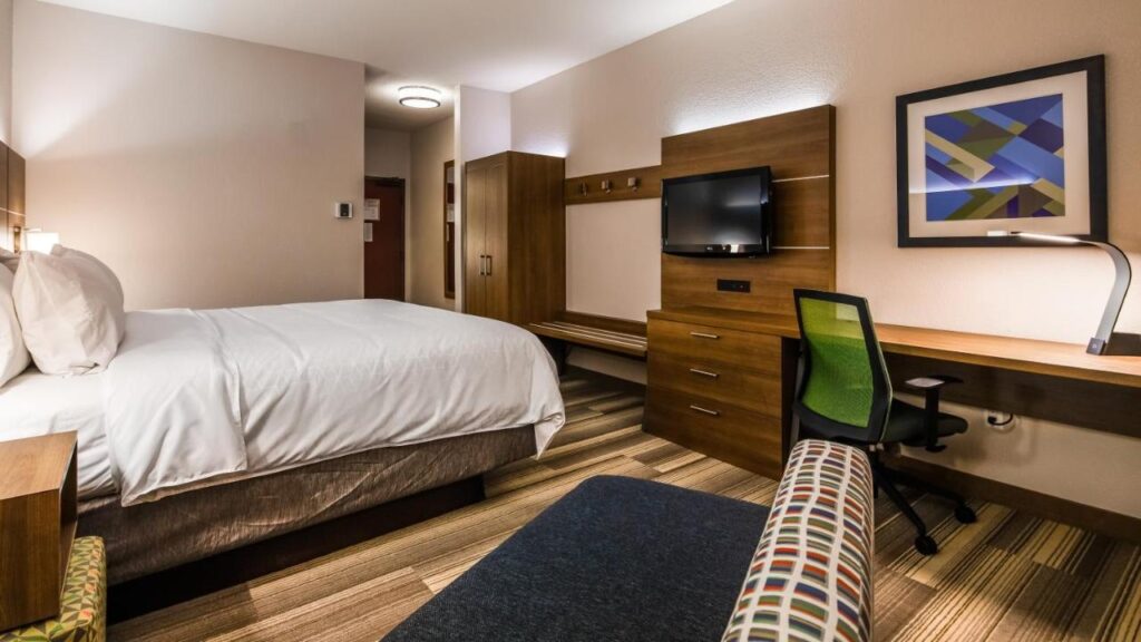 Holiday Inn Express & Suites Detroit - Farmington Hills by IHG - Image 3