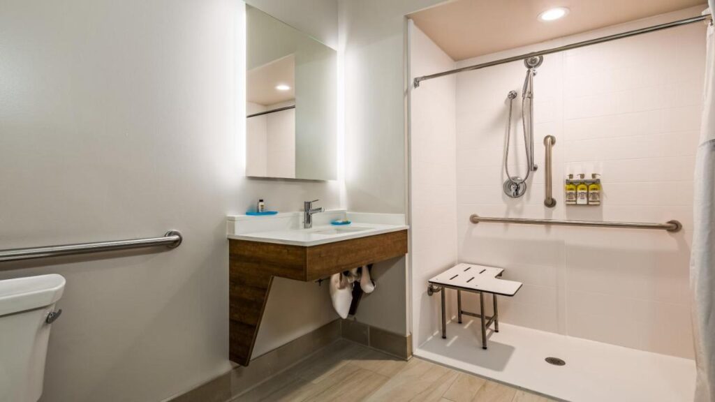 Holiday Inn Express & Suites Detroit - Farmington Hills by IHG - Image 4