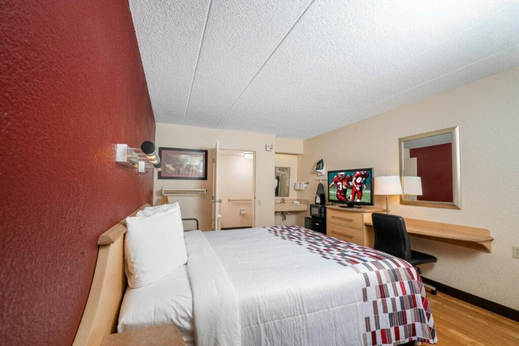 Red Roof Inn Detroit - Dearborn-Greenfield Village - Image 3