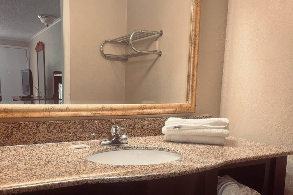 Stay-Well Inn - Monroe - Image 4