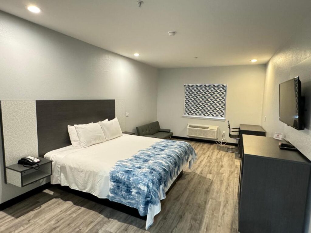 Americas Best Value Inn & Suites Haltom City Ft. Worth - Image 6