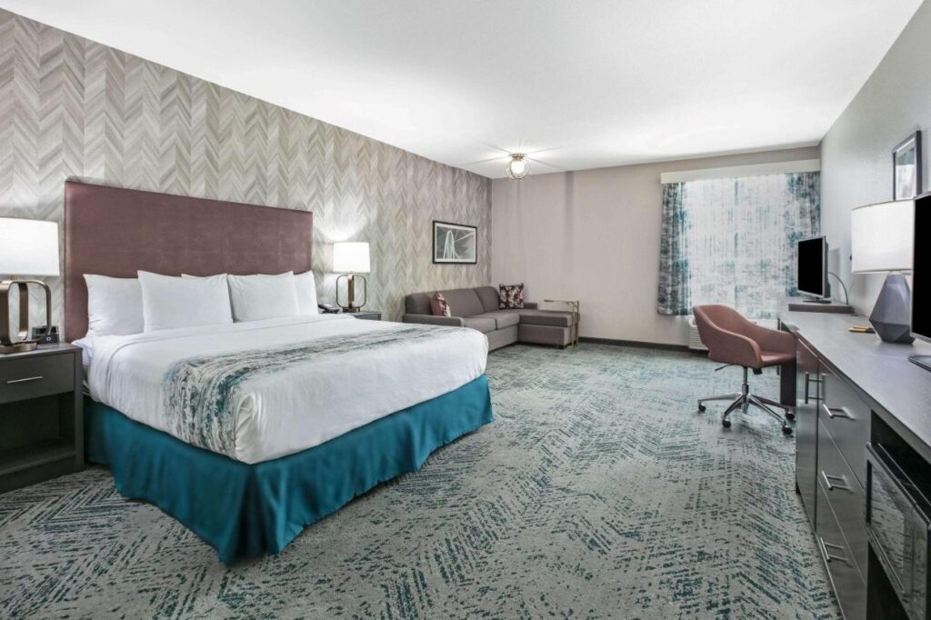 La Quinta Inn & Suites DFW West-Glade-Parks - Image 2