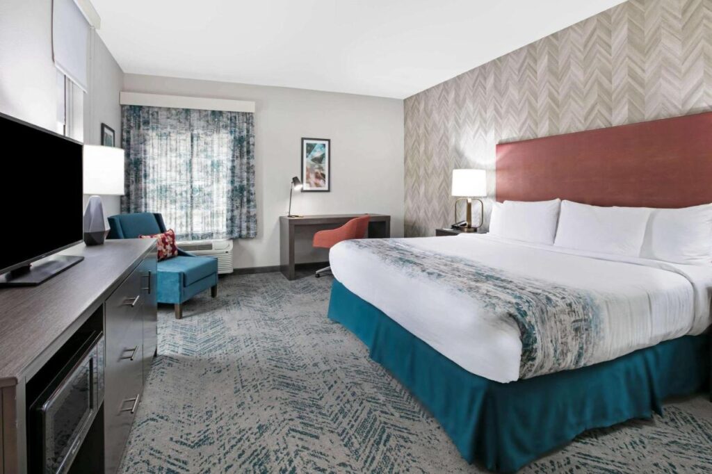 La Quinta Inn & Suites DFW West-Glade-Parks - Image 4