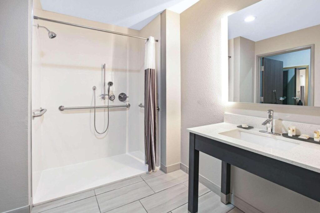 La Quinta Inn & Suites DFW West-Glade-Parks - Image 5