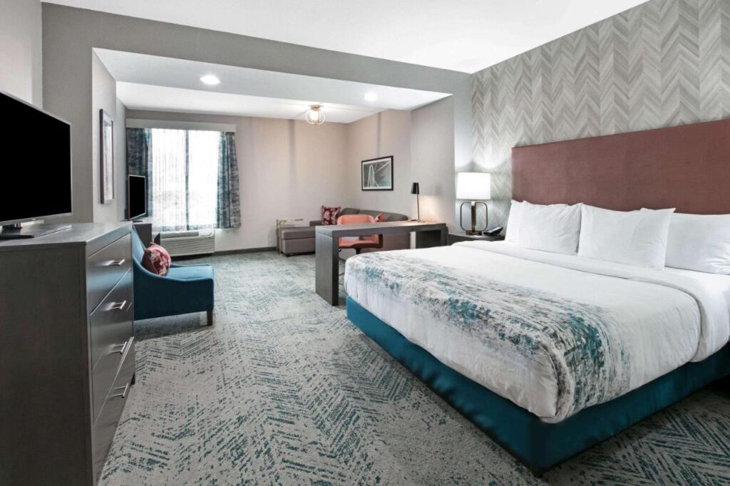 La Quinta Inn & Suites DFW West-Glade-Parks - Image 6