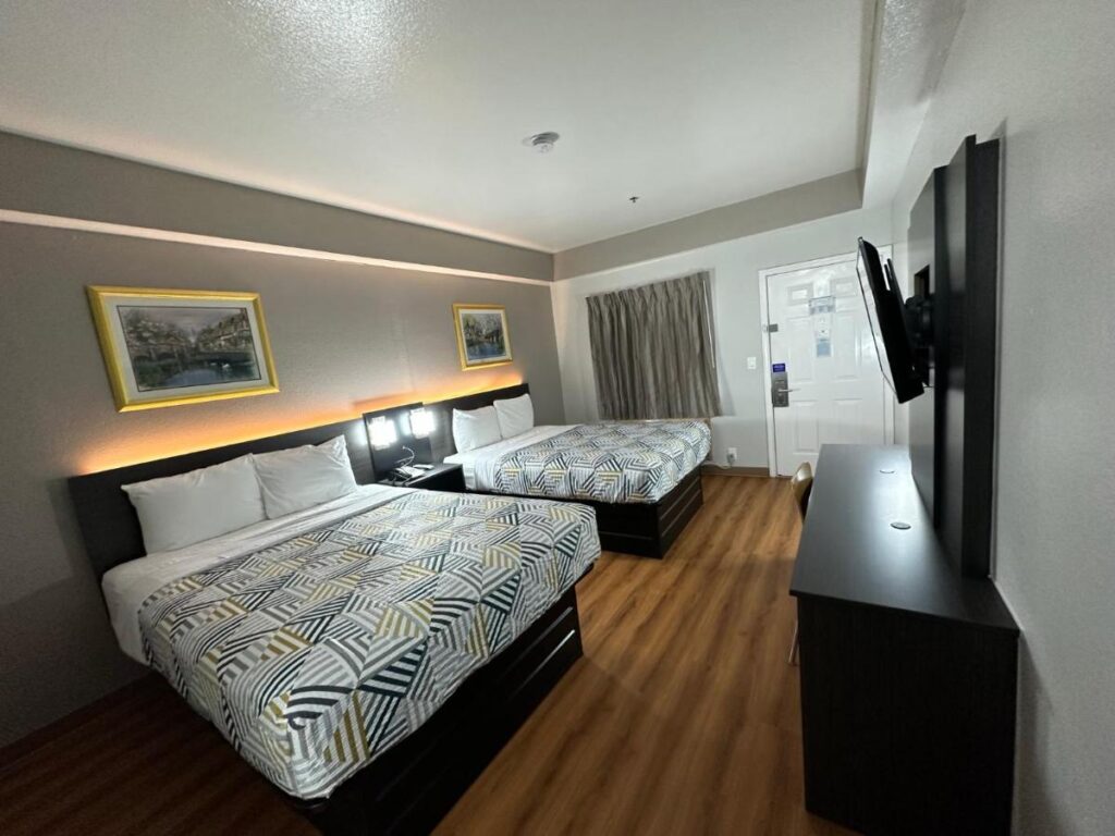 Motel 6 Alvarado TX - Image 4