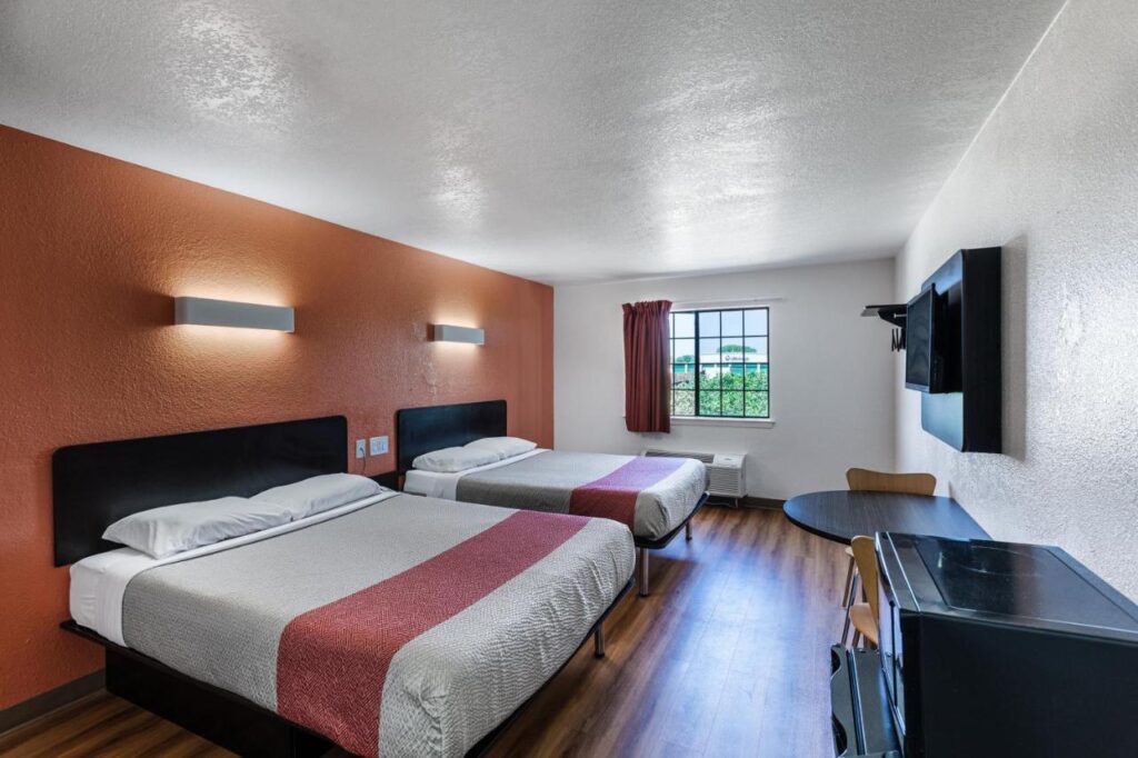 Motel 6-Bedford, TX - Fort Worth - Image 3