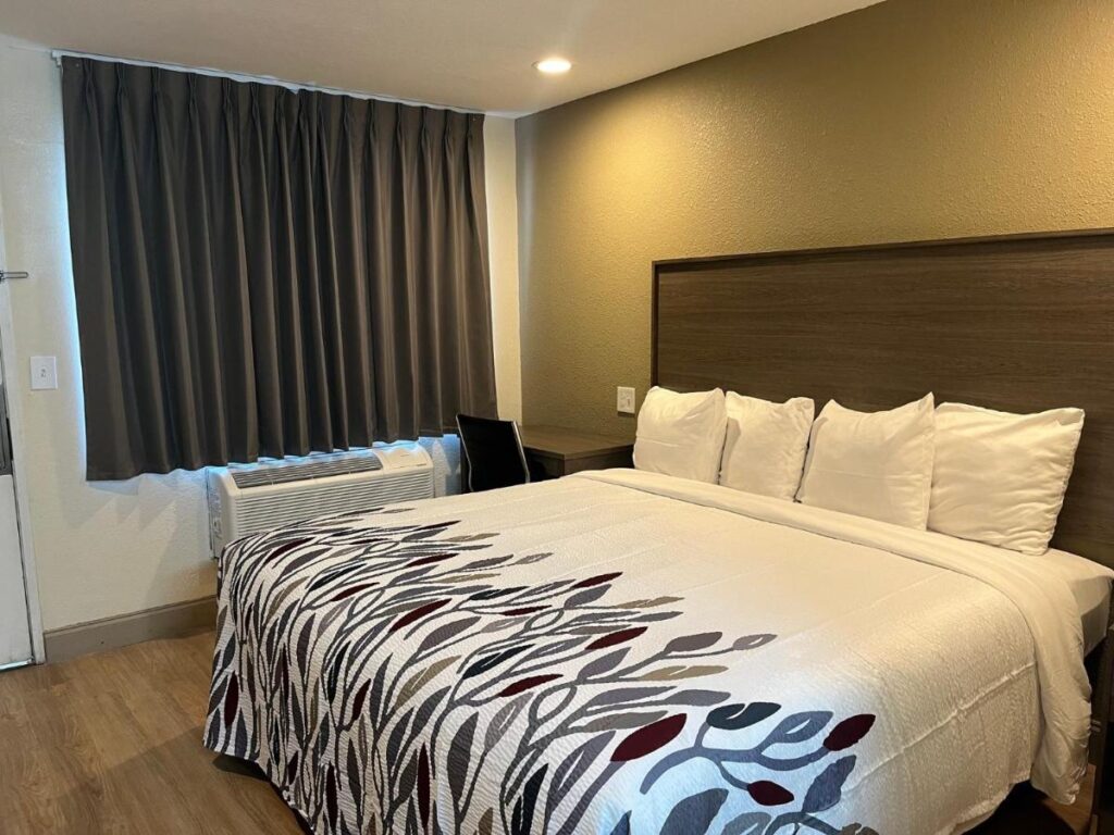 Red Roof Inn Haltom City - Image 4