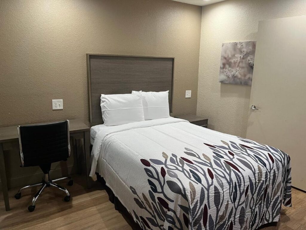 Red Roof Inn Haltom City - Image 5