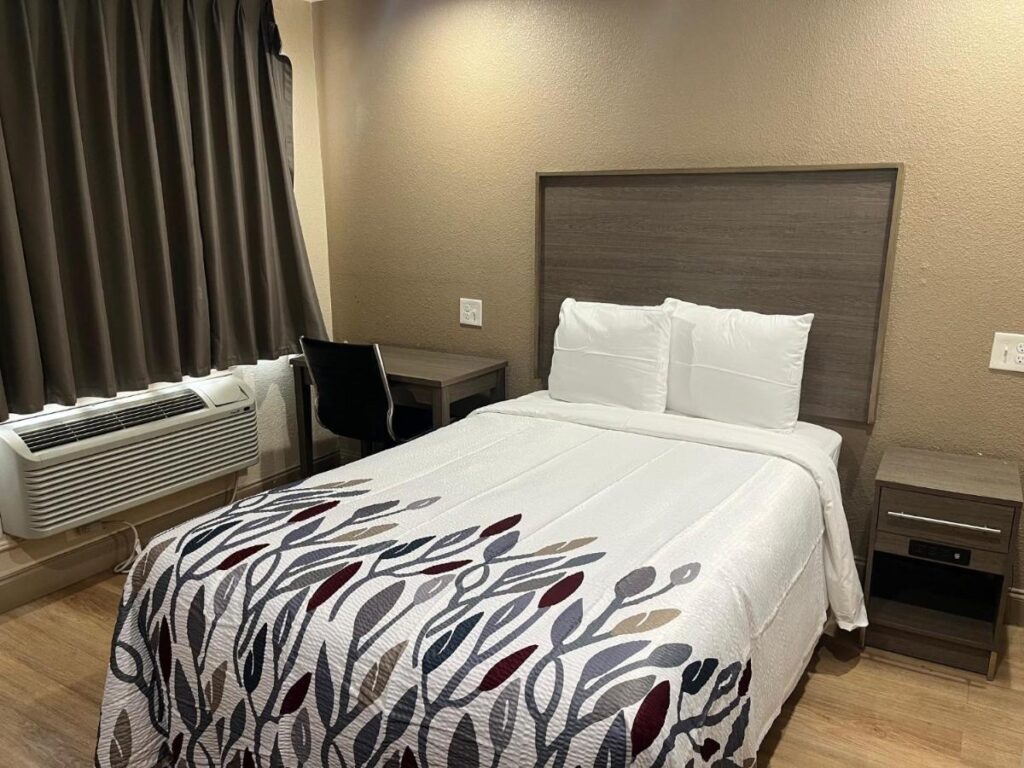 Red Roof Inn Haltom City - Image 6