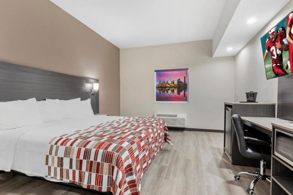 Red Roof Inn Hutchins - Image 6
