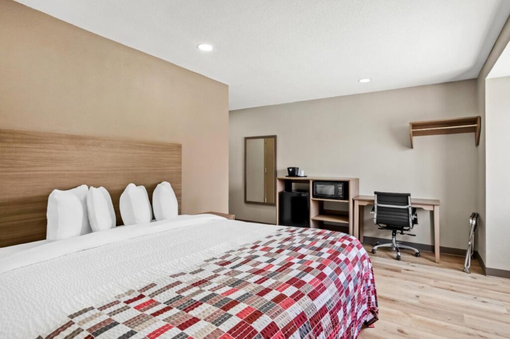 Red Roof Inn & Suites Euless - DFW Airport Southwest - Image 3
