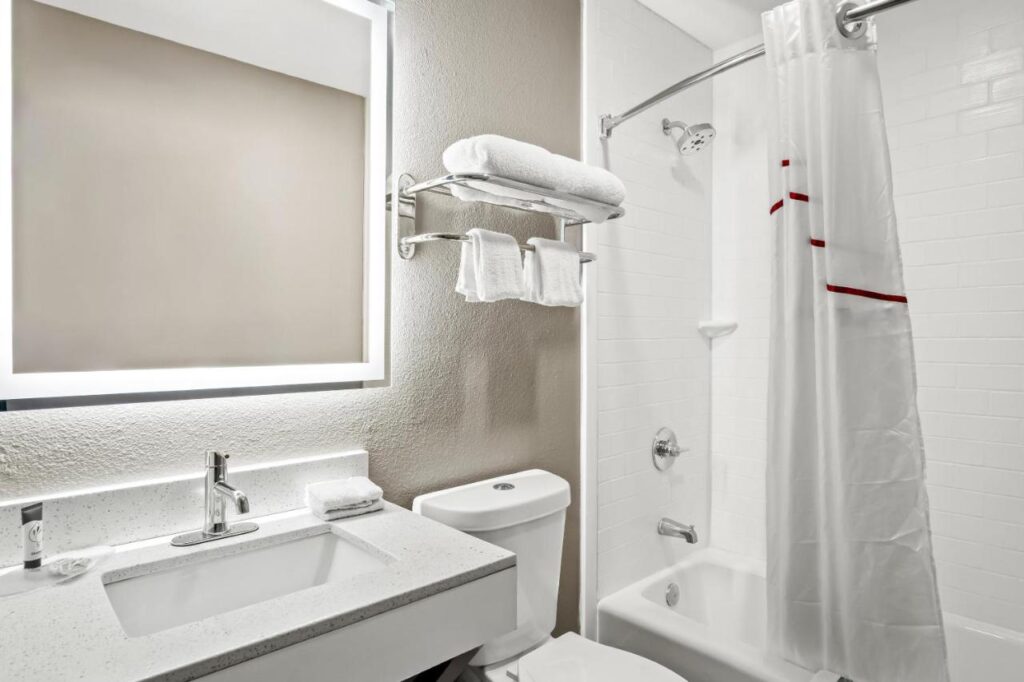 Red Roof Inn & Suites Euless - DFW Airport Southwest - Image 6