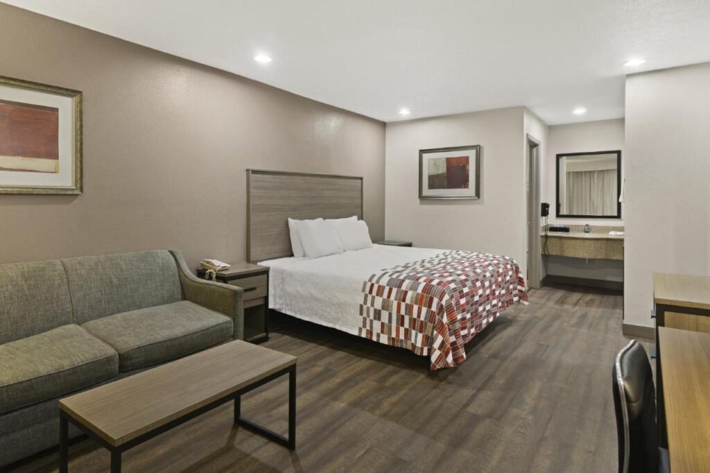Red Roof Inn & Suites Irving - DFW Airport South - Image 2