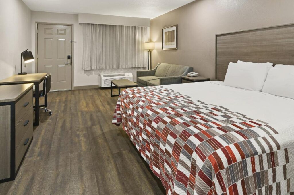 Red Roof Inn & Suites Irving - DFW Airport South - Image 3