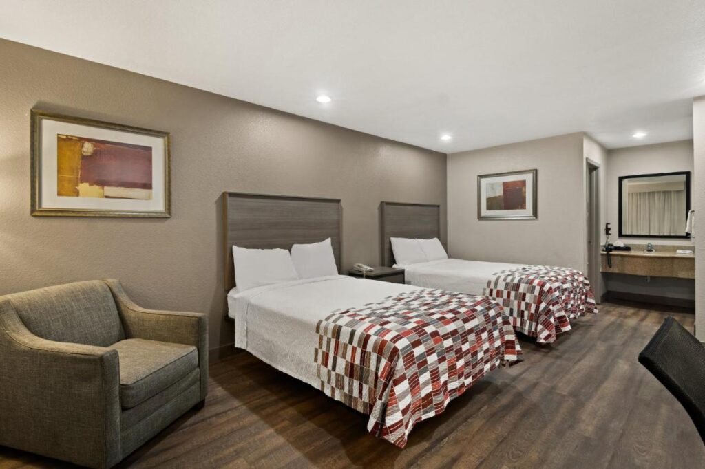 Red Roof Inn & Suites Irving - DFW Airport South - Image 4