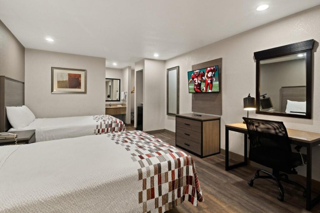 Red Roof Inn & Suites Irving - DFW Airport South - Image 5