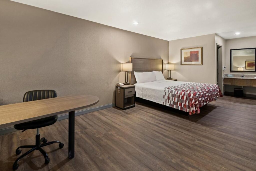 Red Roof Inn & Suites Irving - DFW Airport South - Image 6