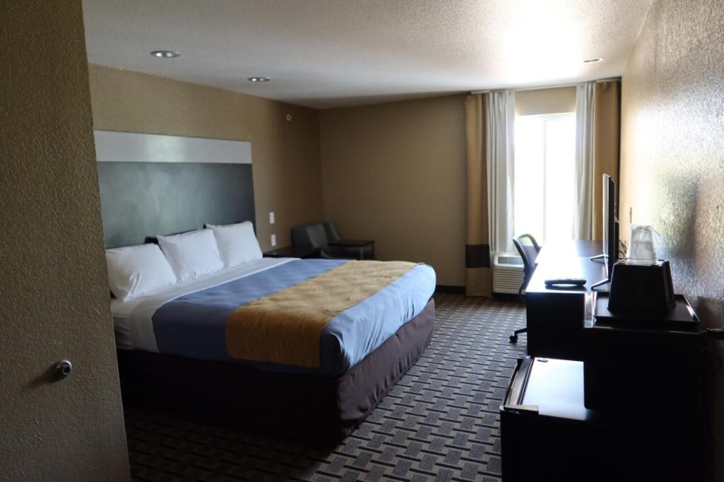 West Worth Inn & Suites White Settlement - Image 2