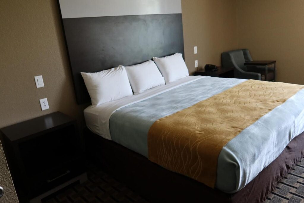 West Worth Inn & Suites White Settlement - Image 3