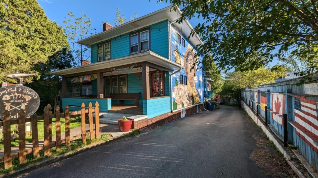 Bon Paul & Sharky's Hostel - Image 1