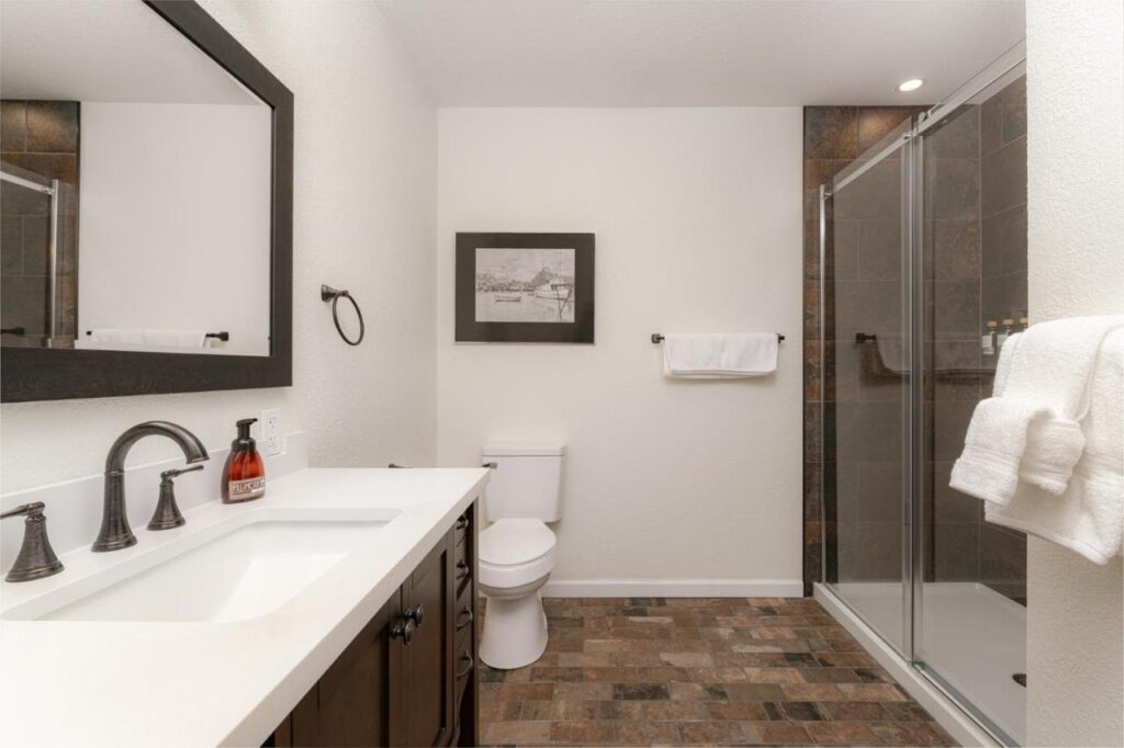 The NuWray Hotel & Carriage House - Image 2