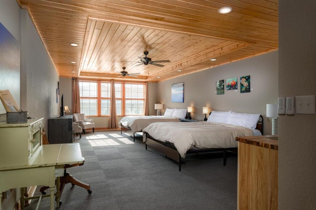 The NuWray Hotel & Carriage House - Image 3