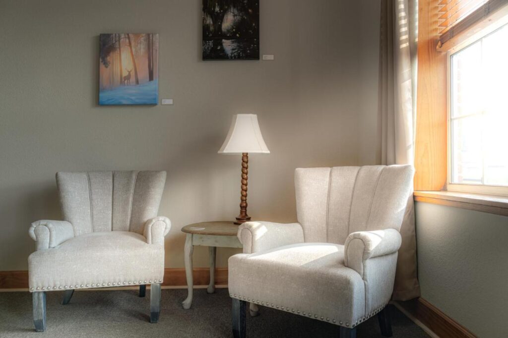 The NuWray Hotel & Carriage House - Image 4