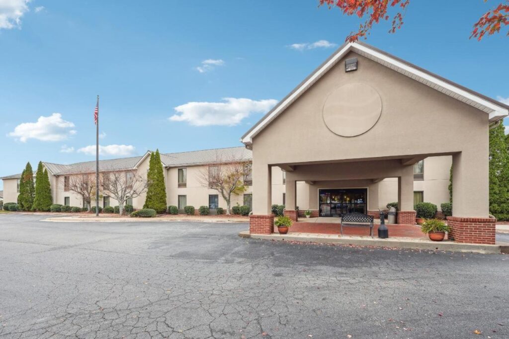 Quality Inn & Suites - Image 1