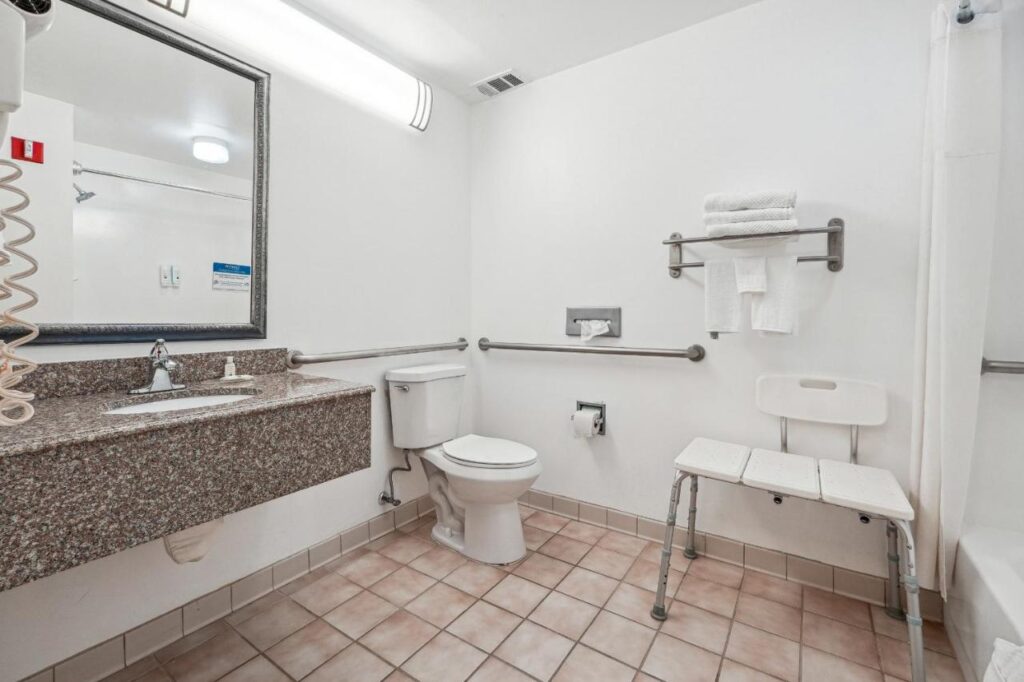 Quality Inn & Suites - Image 3