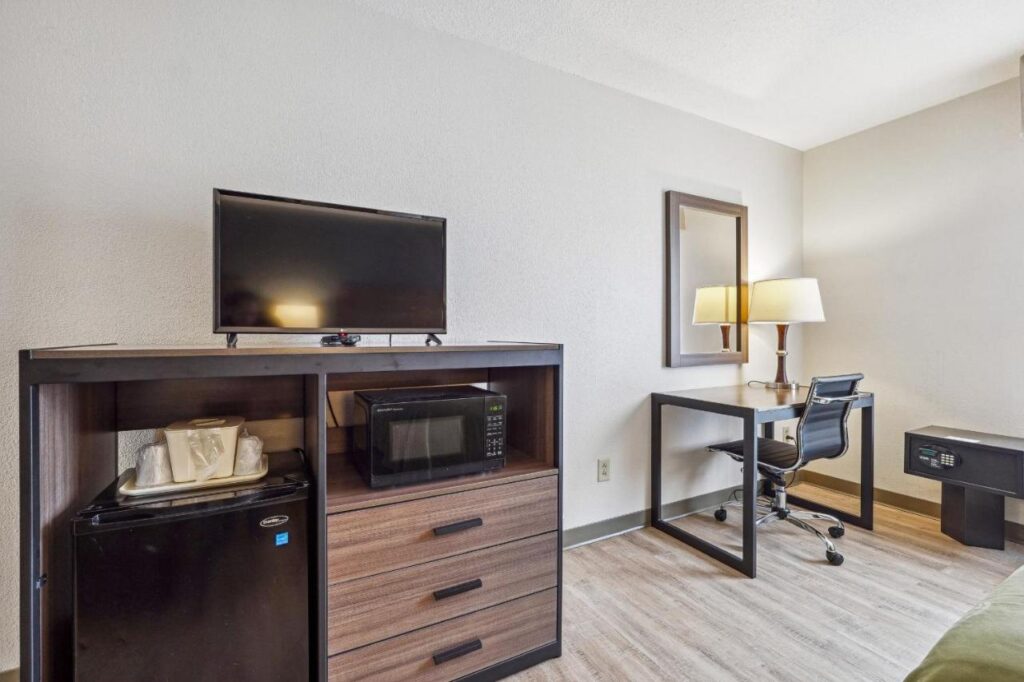 Quality Inn & Suites - Image 6