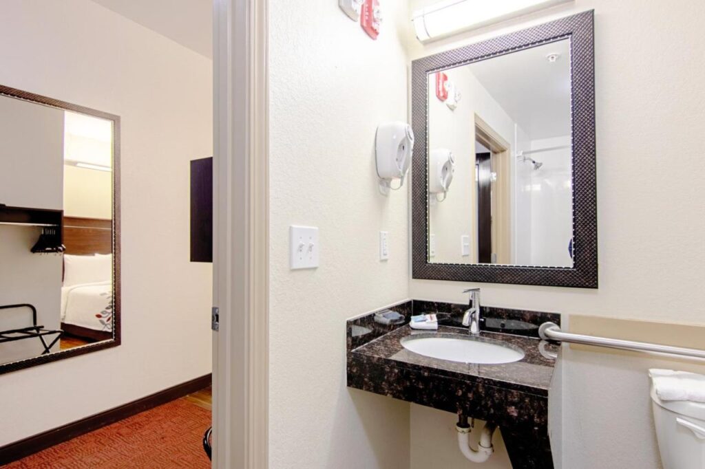 Red Roof Inn Locust Grove - Image 6