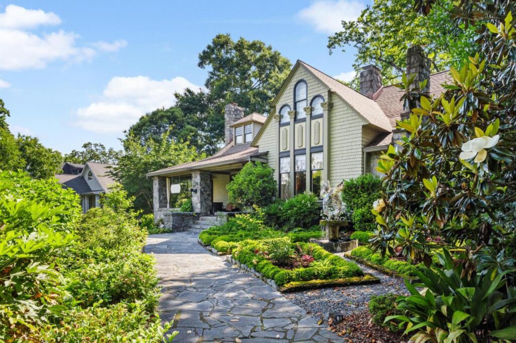 Stonehurst Place Bed & Breakfast - Image 1