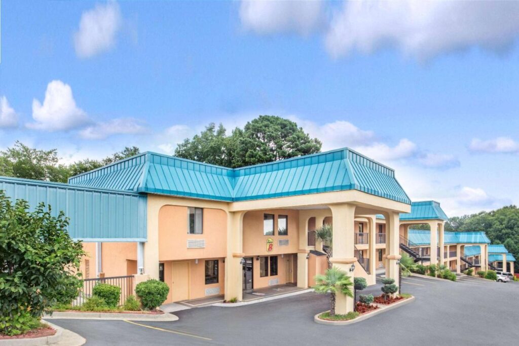Super 8 by Wyndham Forest Park - Image 1