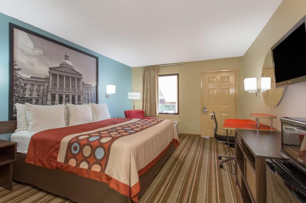 Super 8 by Wyndham Forest Park - Image 2
