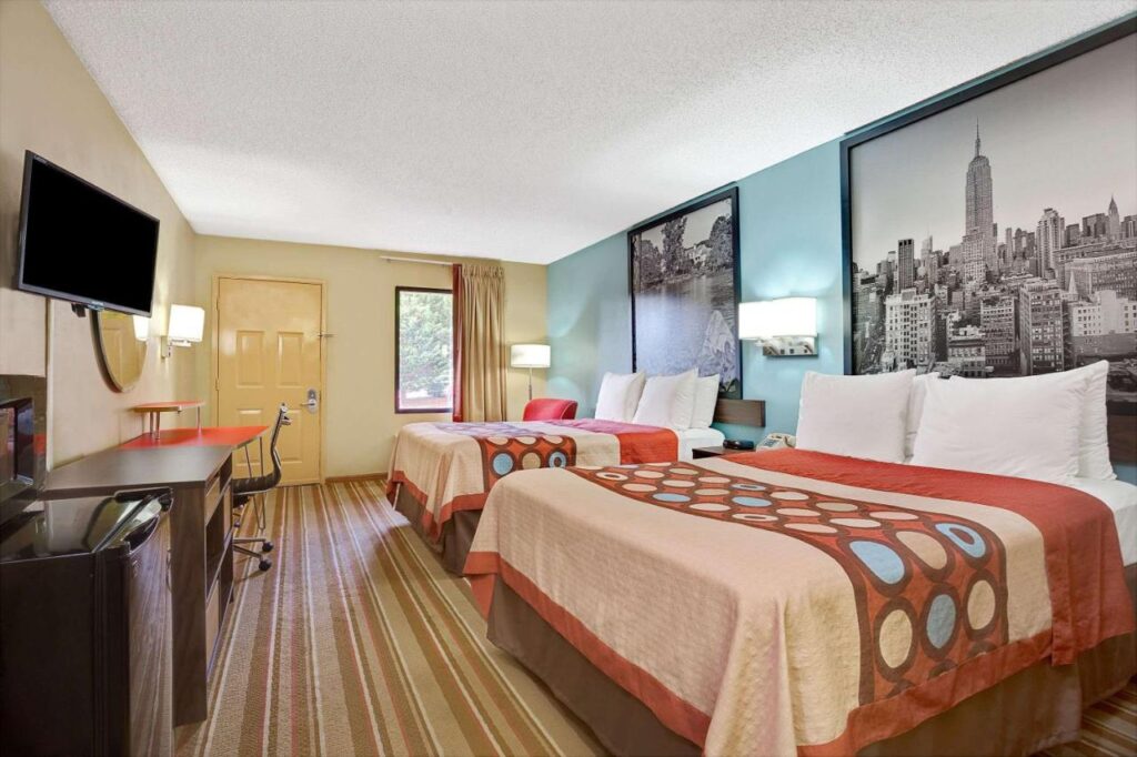 Super 8 by Wyndham Forest Park - Image 4