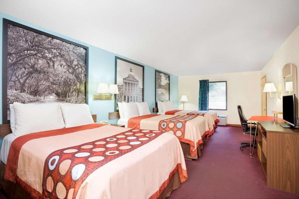 Super 8 by Wyndham Forest Park - Image 6