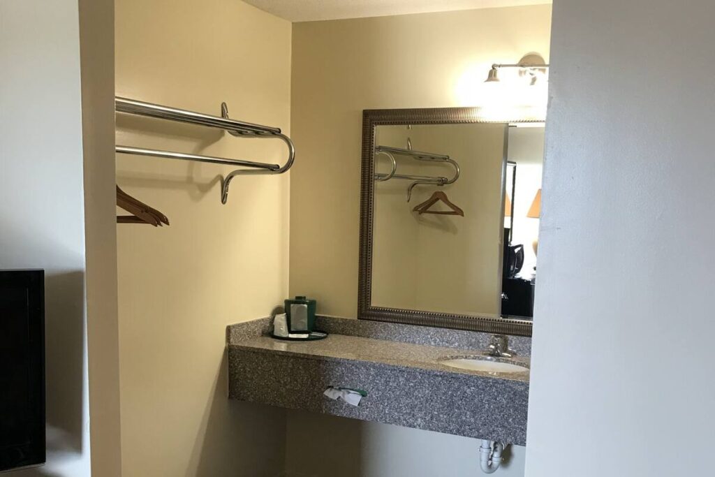 WESTERN MOTEL - Image 3