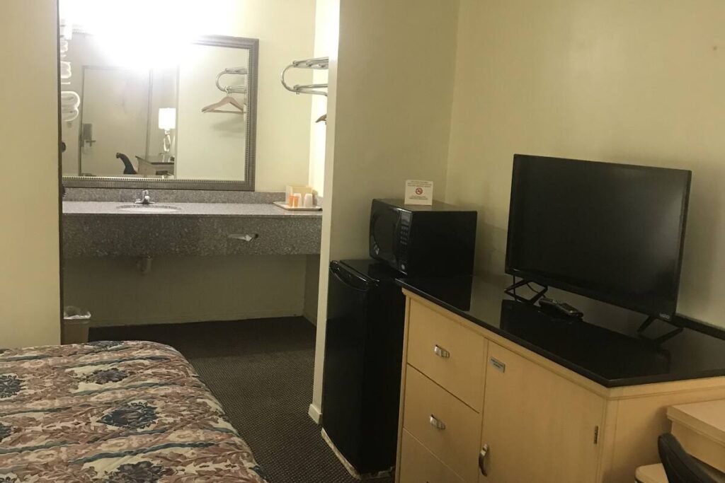 WESTERN MOTEL - Image 4