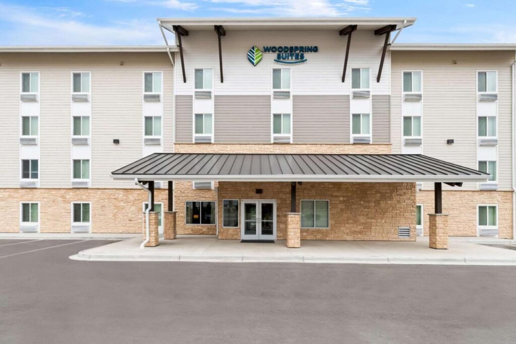 WoodSpring Suites Denver Commerce City - Image 1