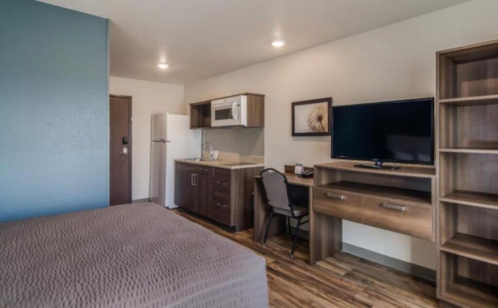 WoodSpring Suites Denver Commerce City - Image 2
