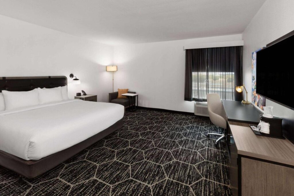 La Quinta Inn & Suites by Wyndham Austin Parmer Tech Ridge - Image 2