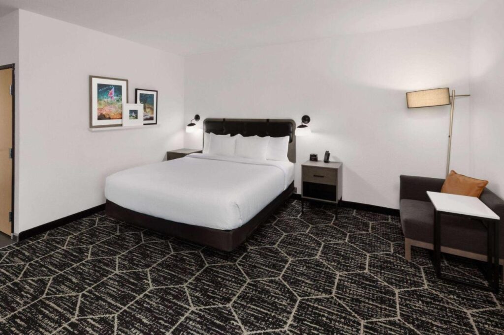 La Quinta Inn & Suites by Wyndham Austin Parmer Tech Ridge - Image 3