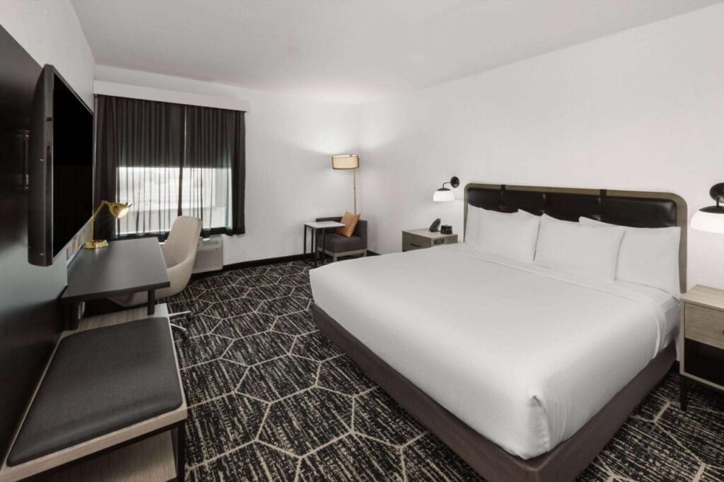 La Quinta Inn & Suites by Wyndham Austin Parmer Tech Ridge - Image 4