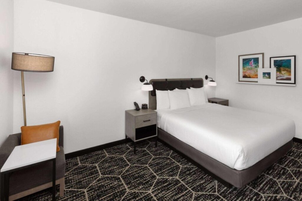 La Quinta Inn & Suites by Wyndham Austin Parmer Tech Ridge - Image 5