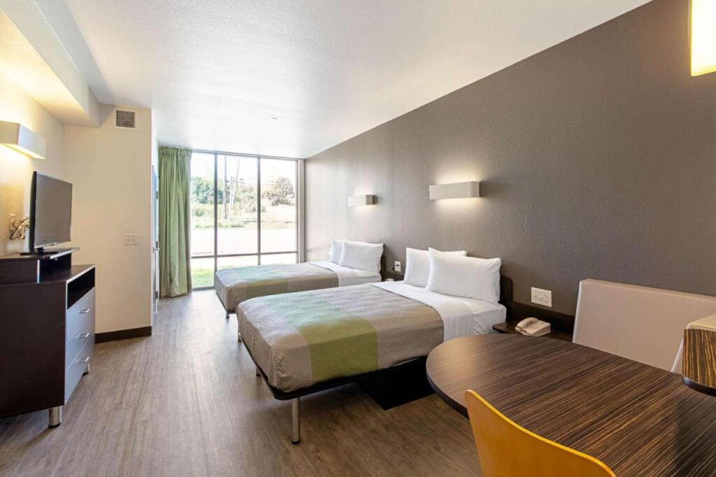 Studio 6 Austin Airport - Image 2