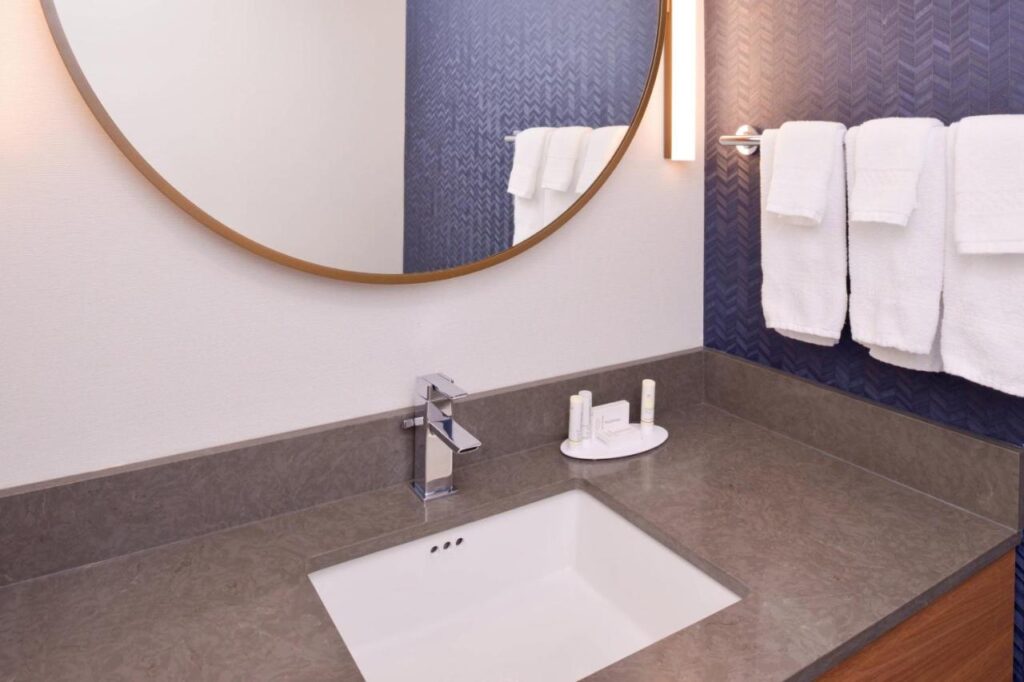 Fairfield Inn and Suites by Marriott Bakersfield Central - Image 5