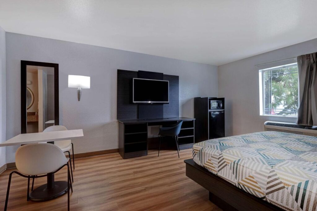 Motel 6-Buttonwillow, CA Central - Image 2