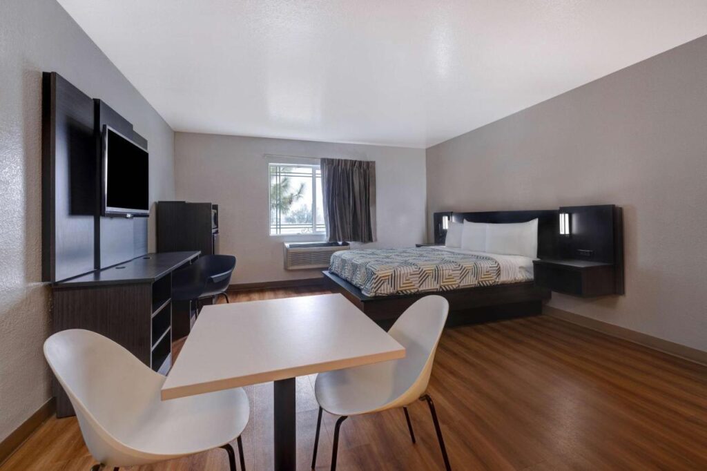Motel 6-Buttonwillow, CA Central - Image 3